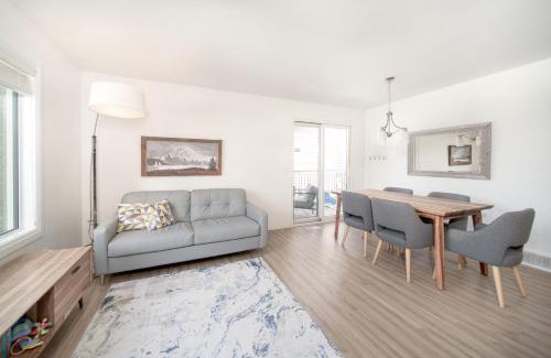 Steinbach House | Bright & Convenient b/w 2 Parks