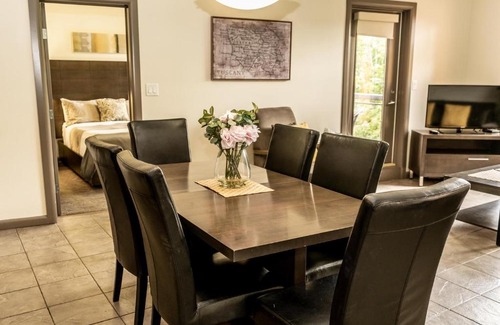 South Pandosy Apartment | Bright Corner Apartment w/ Lake View #418