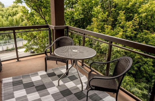 South Pandosy Apartment | Bright Corner Apartment w/ Lake View #418