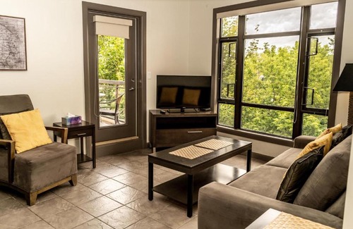 South Pandosy Apartment | Bright Corner Apartment w/ Lake View #418