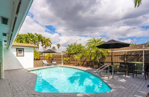 Pembroke Pines House | Bright Corner House 4BR with Pool and Game Room