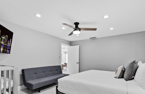 Pembroke Pines House | Bright Corner House 4BR with Pool and Game Room