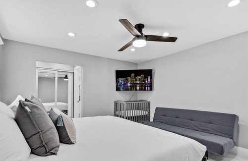 Pembroke Pines House | Bright Corner House 4BR with Pool and Game Room