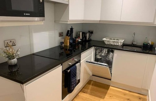 Waddon Apartment | Bright & Cosy Flat | Perfectly Located