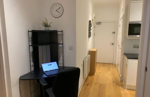 Waddon Apartment | Bright & Cosy Flat | Perfectly Located