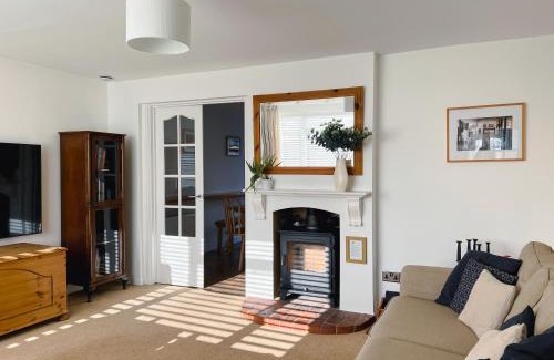 Tangmere House | Bright & Cosy - Jacuzzi - Log Burner - King Beds