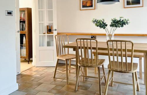 Tangmere House | Bright & Cosy - Jacuzzi - Log Burner - King Beds