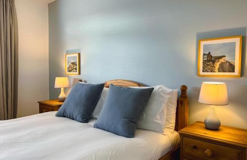 Tangmere House | Bright & Cosy - Jacuzzi - Log Burner - King Beds