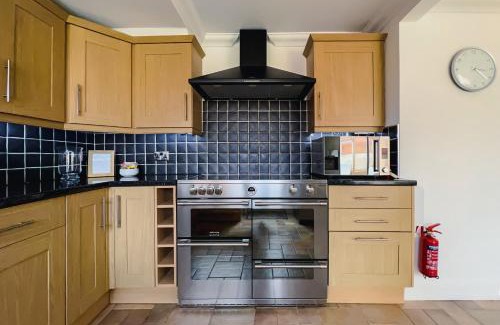 Tangmere House | Bright & Cosy - Jacuzzi - Log Burner - King Beds