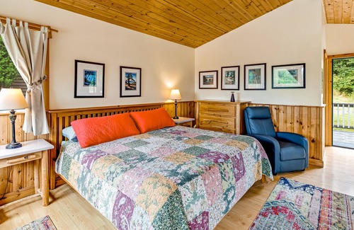 Deer Harbor Cabin | Bright cottage with fireplace, deck & private hot tub - walk to the beach/marina