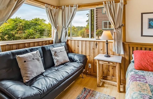 Deer Harbor Cabin | Bright cottage with fireplace, deck & private hot tub - walk to the beach/marina