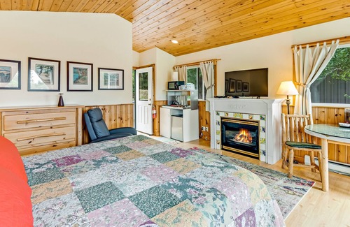 Deer Harbor Cabin | Bright cottage with fireplace, deck & private hot tub - walk to the beach/marina