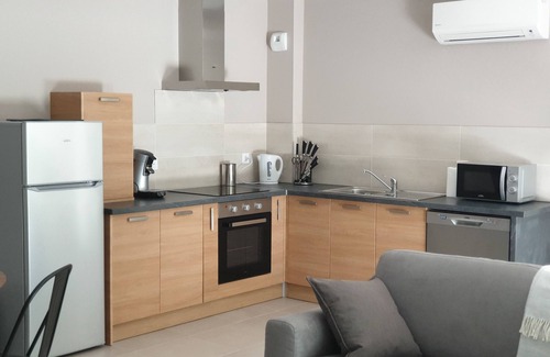 Ledenon House | Bright cottage with terrace, garden and parking