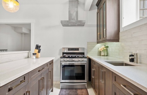 Conrich House | Bright & Cozy 2-Bedroom Basement Suitenn