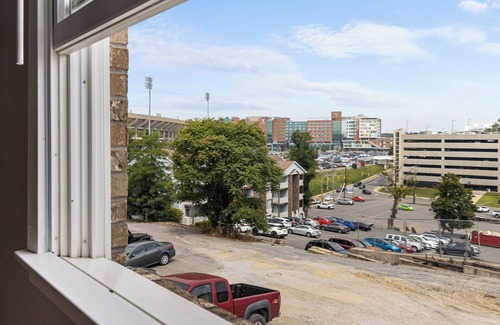 Morgantown Apartment | Bright, cozy 2 BR/1 Bath apt in Prime location-steps away from WVU Stadium & Hospital