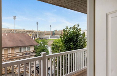 Morgantown Apartment | Bright, cozy 2 BR/1 Bath apt in Prime location-steps away from WVU Stadium & Hospital