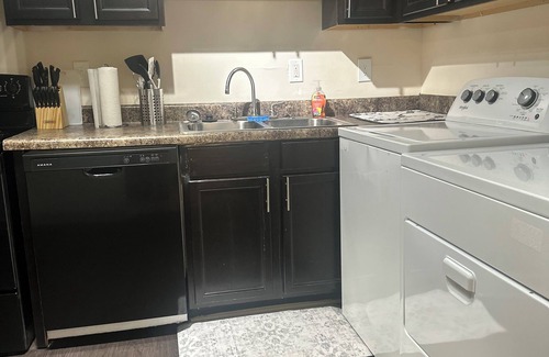 Stone Mountain Apartment | Bright & Cozy 2BR 2BA Apartment Near Stone Mountain Park Ideal Location!