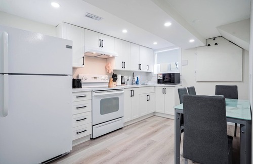 Whitby Apartment | Bright & Cozy 3-Bedroom Home in the GTA.