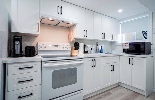 Whitby Apartment | Bright & Cozy 3-Bedroom Home in the GTA.