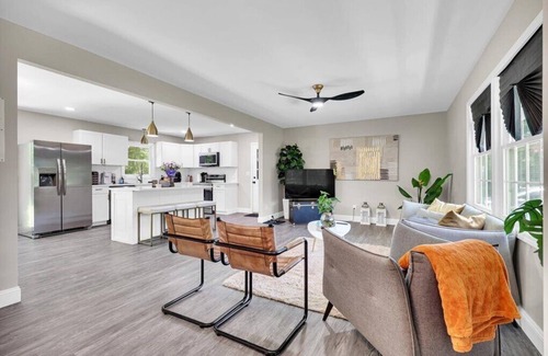 Wilmington House | Bright & Cozy 3BR Escape/2 Baths/Sleeps8/Prime Location