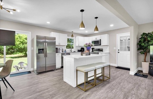 Wilmington House | Bright & Cozy 3BR Escape/2 Baths/Sleeps8/Prime Location