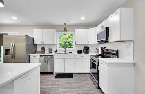Wilmington House | Bright & Cozy 3BR Escape/2 Baths/Sleeps8/Prime Location