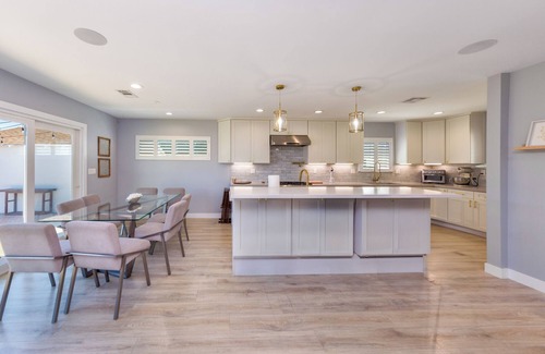 Valley Glen House | Bright & Cozy 3BR - Walk to Top Spots!