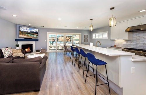 Valley Glen House | Bright & Cozy 3BR - Walk to Top Spots!