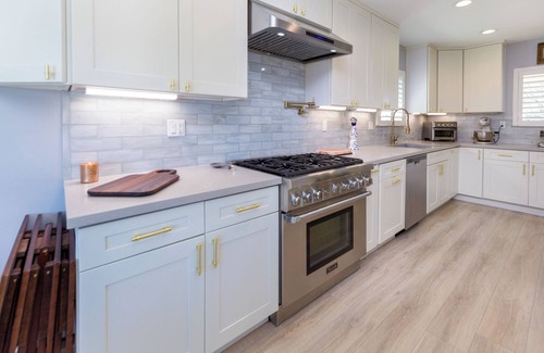 Valley Glen House | Bright & Cozy 3BR - Walk to Top Spots!