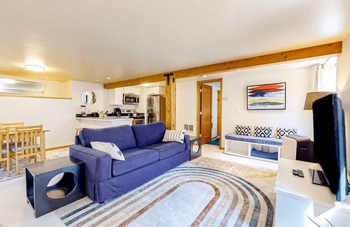 Alameda Apartment | Bright & cozy Alameda apartment in central location with washer/dryer - dogs OK