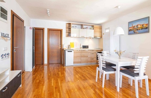 Krasici House | Bright, cozy apartment 50 meters from the beach. Pet-Friendly!