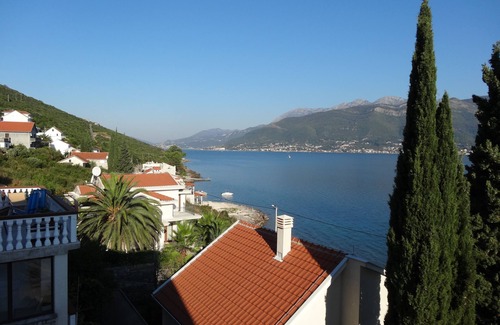 Krasici House | Bright, cozy apartment 50 meters from the beach. Pet-Friendly!