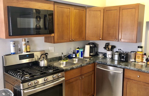West Town House | Bright, Cozy Apartment by Downtown & Train Stop; Great for Couples/Small Groups