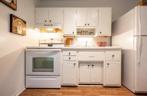 Brownsburg Apartment | Bright & Cozy Apt w Free Parking and King Bed