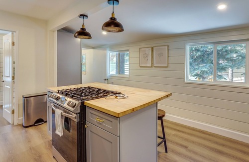 Big Bear City Cabin | Bright & Cozy Big Bear Cabin Rental ~ 5 Mi to Lake