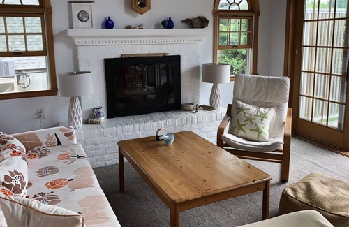 Kismet House | Bright, Cozy Bungalow With Lighthouse Views, Two Minutes Away from the Beach