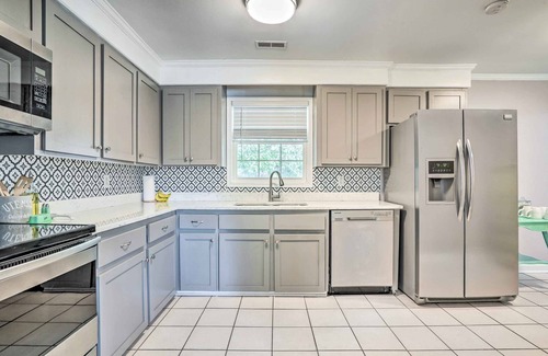 West Ashley House | Bright & Cozy Charleston Home Near Downtown!