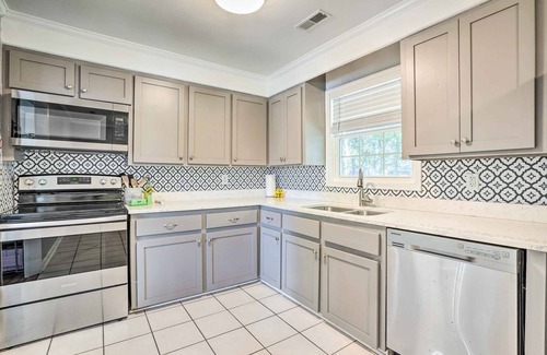 West Ashley House | Bright & Cozy Charleston Home Near Downtown!