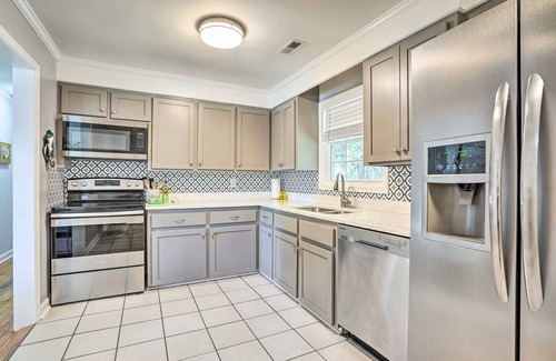 West Ashley House | Bright & Cozy Charleston Home Near Downtown!