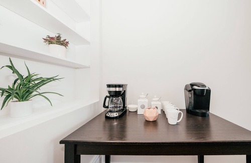 Jackson Ward Apartment | Bright & Cozy Downtown Apartment - Free Parking - Dogs Welcome - Fast Wi-Fi