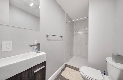 Columbus Park - Andrew Square Apartment | Bright cozy escape with full kitchen and Smart TV