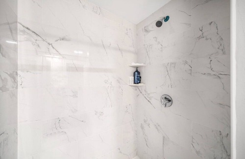 Columbus Park - Andrew Square Apartment | Bright cozy escape with full kitchen and Smart TV