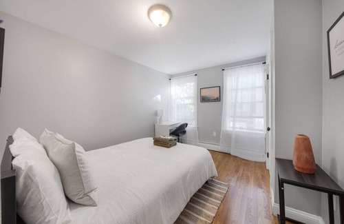 Columbus Park - Andrew Square Apartment | Bright cozy escape with full kitchen and Smart TV