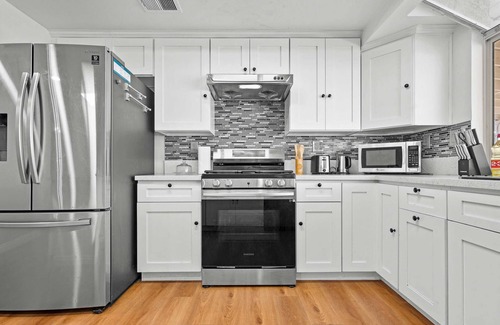 Valinda House | Bright Cozy Home w Full Kitchen Garage Backyard