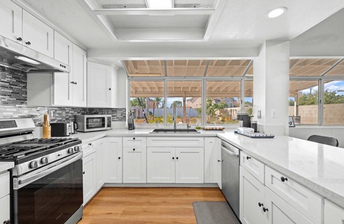 Valinda House | Bright Cozy Home w Full Kitchen Garage Backyard