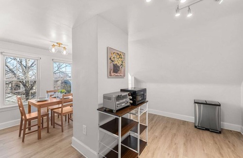Cleveland Apartment | Bright & Cozy Loft | Free Parking |near CLE Clinic