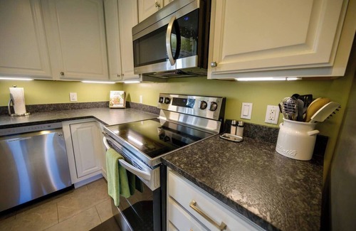 Johnson City House | Bright & Cozy ~ Private Back Yard | 5 Min to JCMC