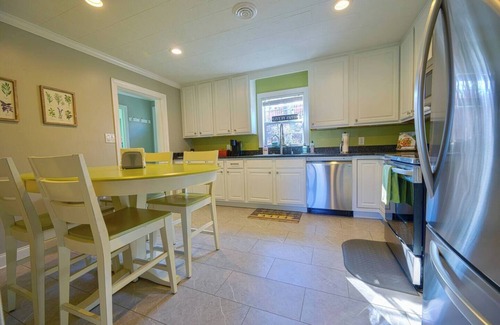 Johnson City House | Bright & Cozy ~ Private Back Yard | 5 Min to JCMC
