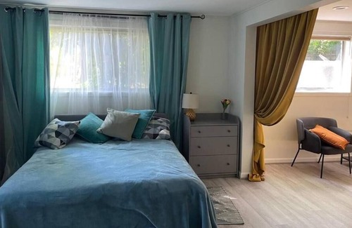 North Bethesda Apartment | Bright, cozy, renovated, semi-basement apartment in house