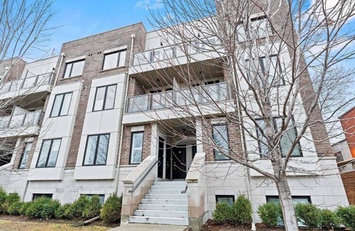 Mimico House | Bright cozy room in Mimico, train/bus/subway/grocery/restaurants on doorstep